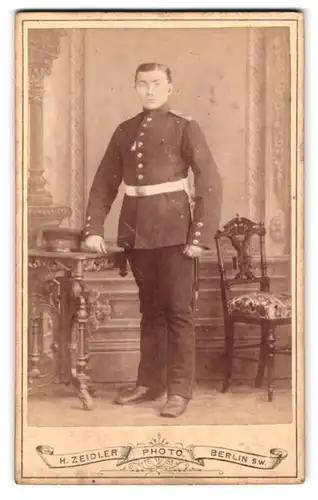 Fotografie H. Zeidler, Berlin, Jerusalemerstr. 59, Portrait Soldat in Uniform Rgt. 70 mit Krätzchen und Bajonett