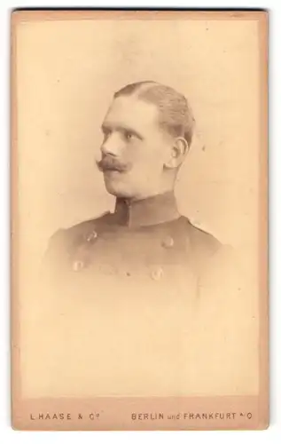 Fotografie L. Haase & Co., Berlin, Unter den Linden 62 /63, Portrait Soldat in Uniform mit Kaiser Wilhelm Bart