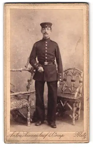 Fotografie Anton Zinnenlauf & Co., Metz, Römerstr. 27 /29, Portrait Soldat in Uniform mit Bajonett steht im Atelier