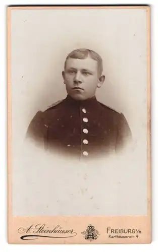 Fotografie A. Steinhäuser, Freiburg i. B., Karthäuserstr. 4, Portrait junger Knabe Soldat in Uniform