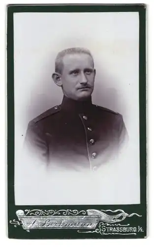 Fotografie A. Bockmann, Strassburg i. E., Steinring 40, Portrait älterer Soldat in Uniform Rgt. 105, Bürstenhaarschnitt
