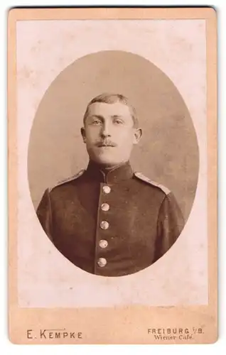Fotografie E. Kempke, Freiburg i. B., Wiener Cafe, Soldat in Uniform mit Schulterklappen