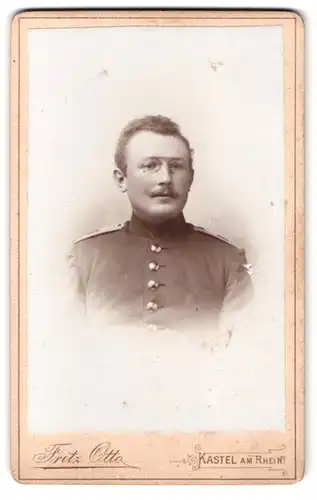 Fotografie Fritz Otto, Kastel am Rhein, Portrait Mainzer-Str. 31, Portrait Soldat in Uniform mit Zwicker Brille