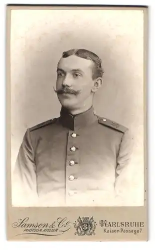Fotografie Samson & Co., Karlsruhe, Kaiser-Passage 7, Portrait Soldat in Uniform Rgt. 14 mit Kaiser Wilhelm Bart