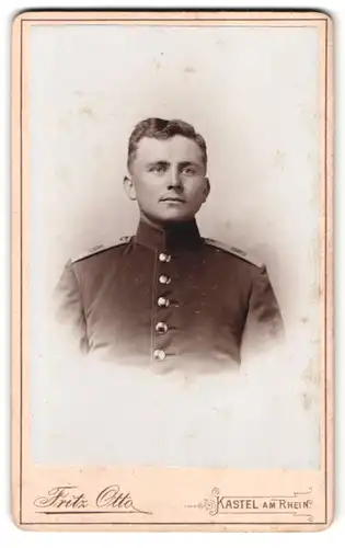Fotografie Fritz Otto, Kastel am Rhein, Mainzer-Str. 31, Portrait Soldat in Uniform Rgt. 88