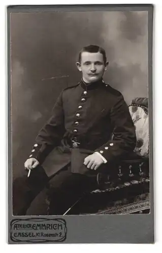 Fotografie Atelier Emmrich, Cassel, Kl. Rosenstr. 2, Portrait Soldat in Uniform mit Zigarett in der Hand