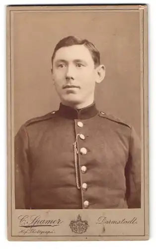 Fotografie C. Spamer, Darmstadt, Ernst-Ludwig-Str. 7, Portrait Soldat in Uniform mit Kette am Revers