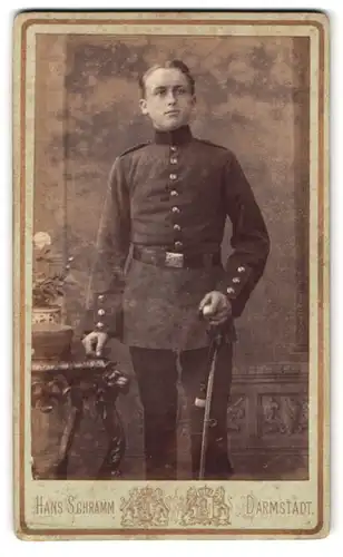 Fotografie Hans Schramm, Darmstadt, Dieburgerstr, 6, Portrait junger Soldat in Uniform mit Säbel und Portepee