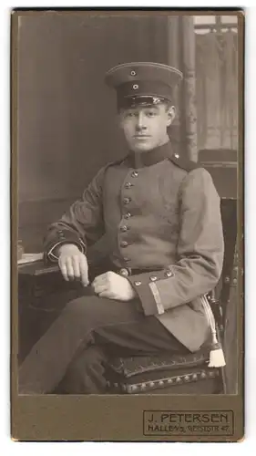 Fotografie J. Petersen, Halle a. S., Geiststr. 47, Portrait Uffz. in Uniform Rgt. 82 mit Bajonett und Portepee