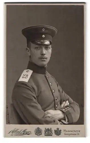 Fotografie Albert Meyer, Hannover, Georgstr. 24, Portrait Einjährig-Freiwilliger in Uniform Rgt. 73