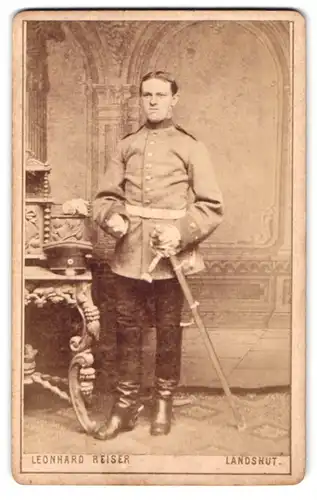 Fotografie Leonhard Reiser, Landshut, Maximillianstr. 1, Portrait Soldat in Uniform mit Säbel im Atelier