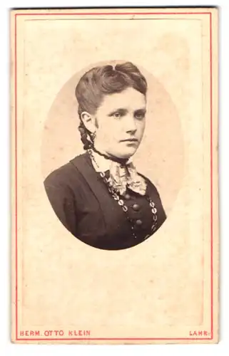 Fotografie Herm. Otto Klein, Lahr, Portrait junge Dame mit Halskette & Kreuz-Anhänger