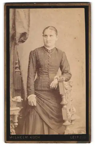 Fotografie Wilhelm Koch, Leipzig, Zeitzerstr. 41, Dame im tailierten Kleid mit Halskette