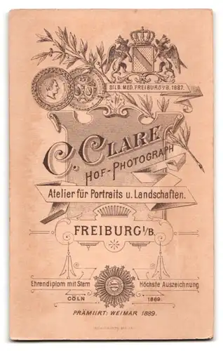 Fotografie C. Clare, Freiburg i. B., Portrait elegante Dame mit Schmuck Collier & Kragenbrosche