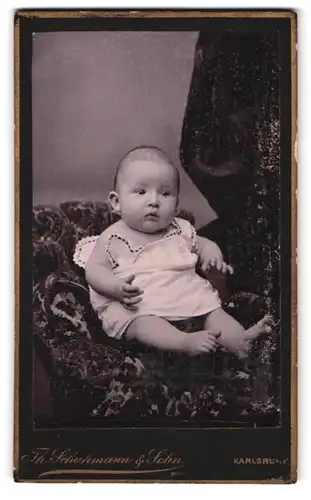 Fotografie Th. Schuhmann & Sohn, Karlsruhe, Amalienstr. 57, dickes Baby auf Sessel sitzend