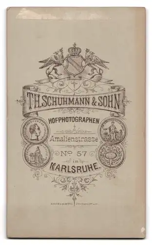 Fotografie Th. Schuhmann & Sohn, Karlsruhe, Amalienstr. 57, Portrait eleganter Herr mit Schnauzbart