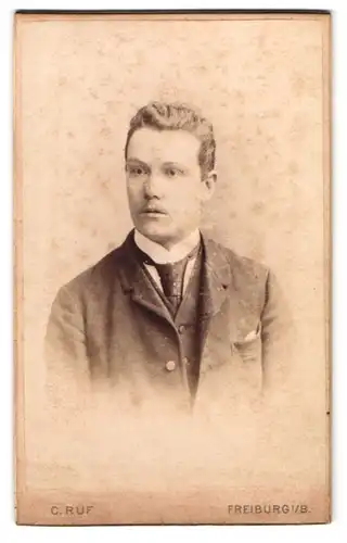 Fotografie C. Ruf, Freiburg i. B., Kaiserstr. 5, Portrait Bursche trägt Anzug mit Krawatte