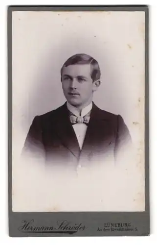 Fotografie Hermann Schröder, Lüneburg, An den Brodbänken 5, Portrait Hans Ahlert im Anzug