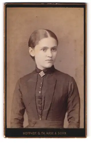 Fotografie Atelier Hase & Sohn, Freiburg i. B., Karlsplatz 4, Portrait junge Dame mit Kragenbrosche