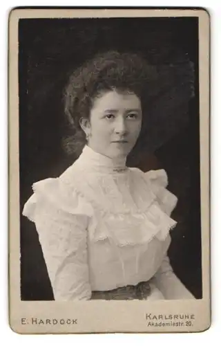 Fotografie E.Hardock, Karlsruhe, Akademiestr. 20, Portrait Brünette Dame mit weisser Bluse