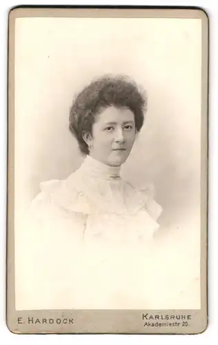 Fotografie E.Hardock, Karlsruhe, Akademiestr. 20, Portrait Dame mit Kragenbrosche im weissen Kleid