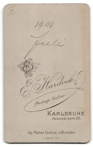 Fotografie E.Hardock, Karlsruhe, Akademiestr. 20, Portrait Dame mit Kragenbrosche im weissen Kleid