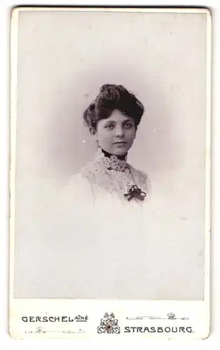 Fotografie Gerschel aine, Strassburg, Nussbaumgasse, Portrait junge Brünette Dame im weissen Kleid mit Spitze