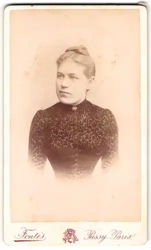 Fotografie M.H. Fontes, Paris-Passy, 51 Rue de Passy, Portrait Blonde Dame trägt stark tailiertes Kleid