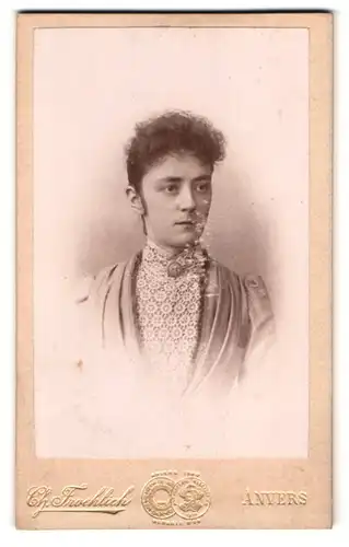 Fotografie Ch. Froehlich, Anvers, 31 Rue Van Wesenbeke, Portrait Brünette Dame trägt Bluse mit Spitze