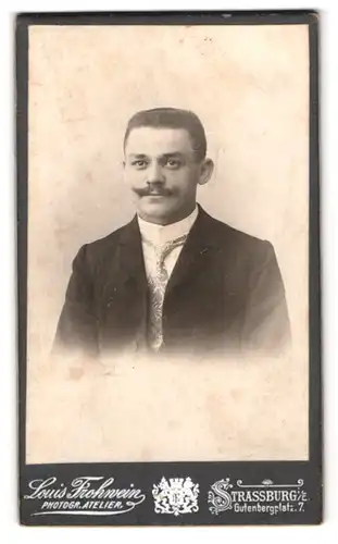 Fotografie Louis Frohwein, Strassburg i. E., Gutenbergplatz 7, Portrait Bräutigam im eleganten Anzug