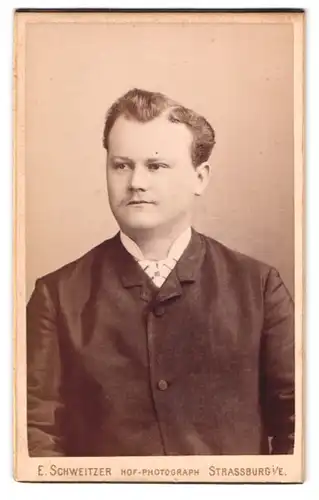 Fotografie E. Schweitzer, Strassburg / Elsass, Tannenzapfen-Kleber-Platz, Portrait Herr in Sonntagsbekleidung im Atelier