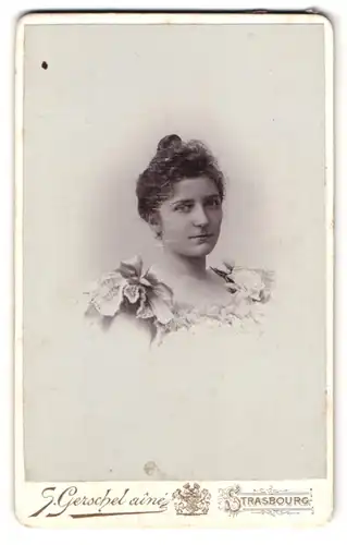 Fotografie S. Gerschel aine, Strasbourg, Kinderspielgasse 56, Portrait hübsche junge Frau im Ballkleid