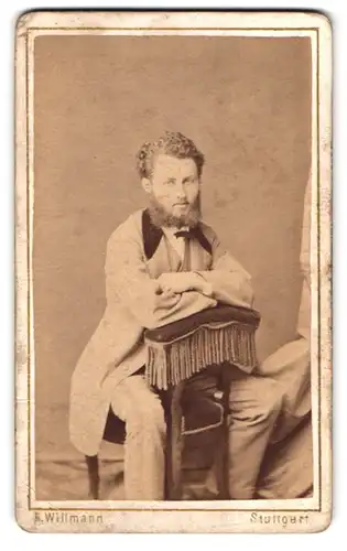Fotografie F. Willmann, Stuttgart, Marienstr. 12, junger Mann mit Vollbart im beigen Anzug