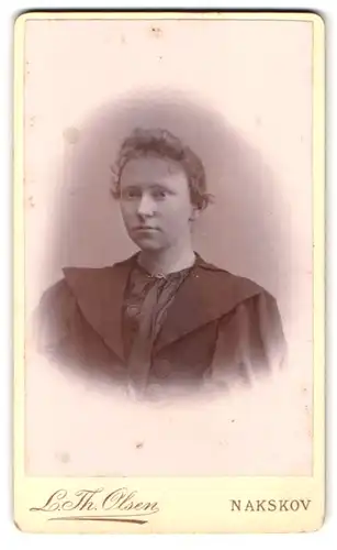 Fotografie Atelier Olsen, Nakskov, Östergade, Portrait junge Frau trägt schwarzes Ensemble