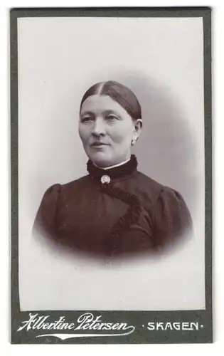 Fotografie Albertne Petersen, Skagen, Portrait Edeldame mit Ohrringen & Kragenbrosche