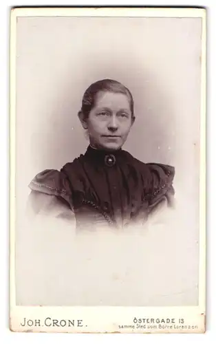 Fotografie Joh. Crone, Kjöbenhavn, Östergade 13, Portrait ältere Dame im schwarzen Kleid mit Puffärmeln