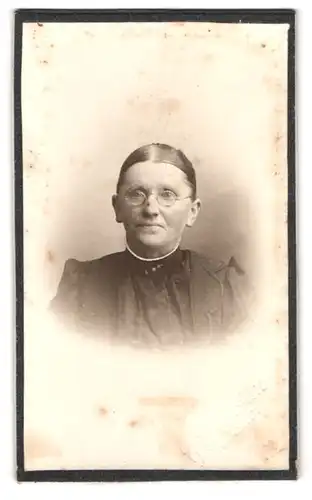 Fotografie Atelier Adrian, Nakskov, Portrait Edeldame mit Brille im schwarzen Kleid