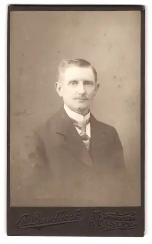 Fotografie E. Lundbeck, Haslev, Jernbanegade, Portrait Herr im Anzug mit Krawatte