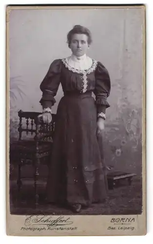 Fotografie Emil Schuffert, Borna i. S., Bahnhofstr. 37, Dame trägt Kleid mit Spitzen-Besatz