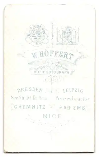 Fotografie W. Höffert, Dresden, Seestr. 10, Portrait Bursche trägt Anzug und Mantel