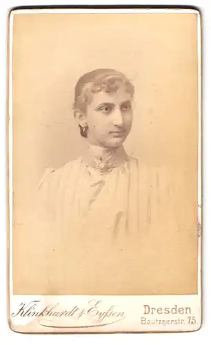 Fotografie Klinkhardt & Eyssen, Dresden, Bautznerstr. 75, Portrait Mädchen im Sonntagskleid mit Kragenbrosche