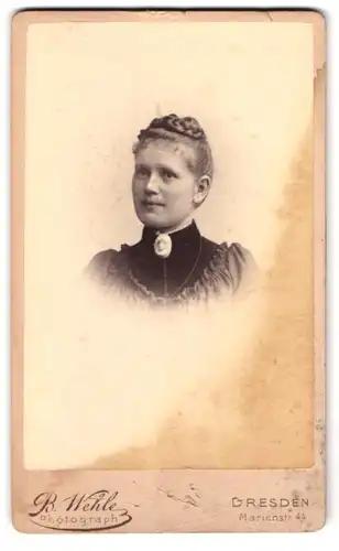 Fotografie B. Wehle, Dresden, Marienstr. 44, Portrait junge Dame mit Kragenbrosche & geflochtenem Haar