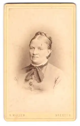 Fotografie R. Müller, Dresden, Marienstr. 26, Portrait Hausfrau im Sonntagskleid mit geflochtenem Haar