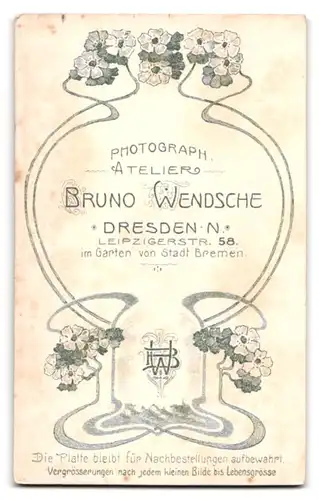 Fotografie Bruno Wendsche, Dresden, Leipzigerstr. 58, glückliche junge Dame mit Halskette, Brosche und Ohrringen