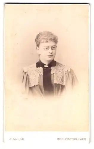 Fotografie A. Adler, Dresden, Victoriastr. 22, Portrait Dame mit Zwicker