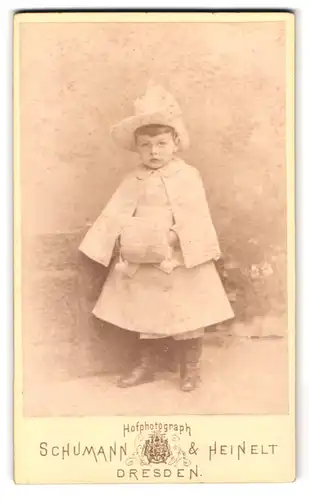 Fotografie Schumann & Heinelt, Dresden, Bismarckplatz 3, Mädchen mit Muff, Cape & Hut