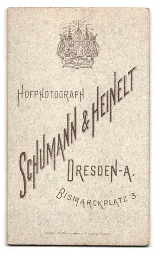 Fotografie Schumann & Heinelt, Dresden, Bismarckplatz 3, Mädchen mit Muff, Cape & Hut