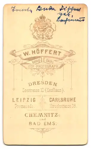 Fotografie W. Höffert, Dresden, Seestr. 10, Portrait Edeldame mit Halsketten & aufwendiger Frisur