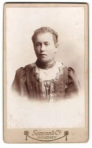 Fotografie Samson & Co., München, Neuhauserstr. 7, Portrait junge Dame mit Halskette & Ohrringen