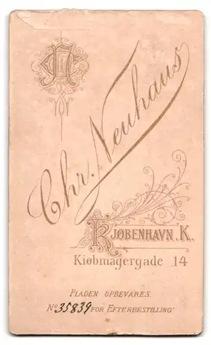 Fotografie Chr. Neuhaus, Kjöbenhavn, Kiöbmagergade 14, Mädchen im Kleid mit Puffärmeln